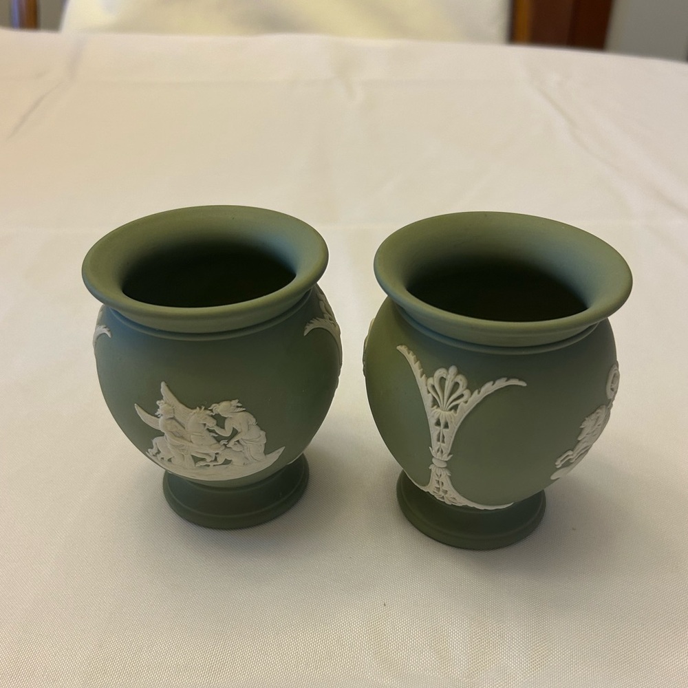 Set of 2 small Wedgewood Jasper wear vases